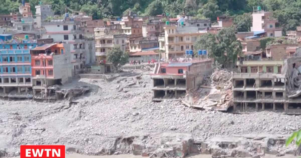 Översvämningar isolerar byar i Nepal – kyrkan hjälper
