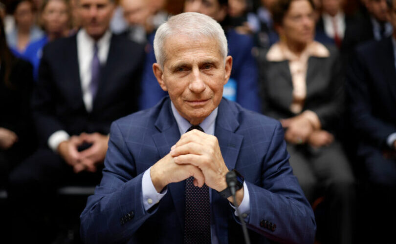 Fauci får fond för juridiskt försvar när utredningarna växer