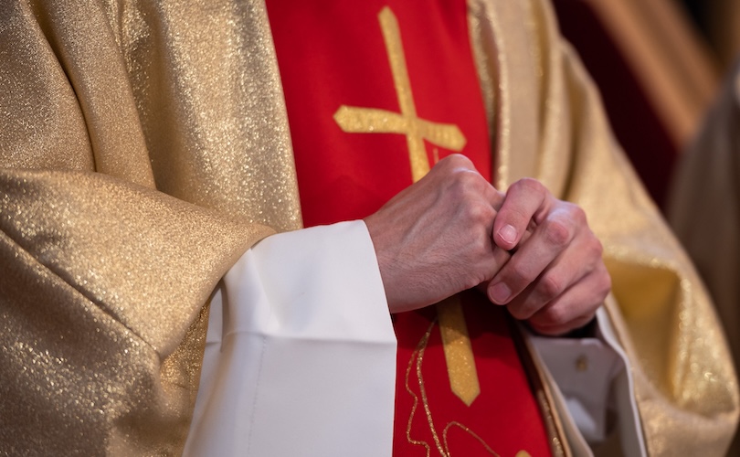 Präst och församlingsmedlem stoppade attack i kyrkan