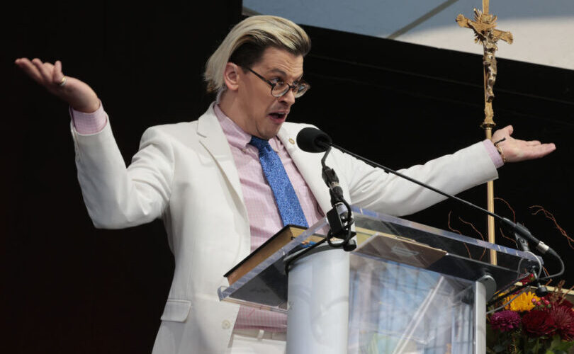 Milo Yiannopoulos deporterad från USA efter immigrationsbeslut