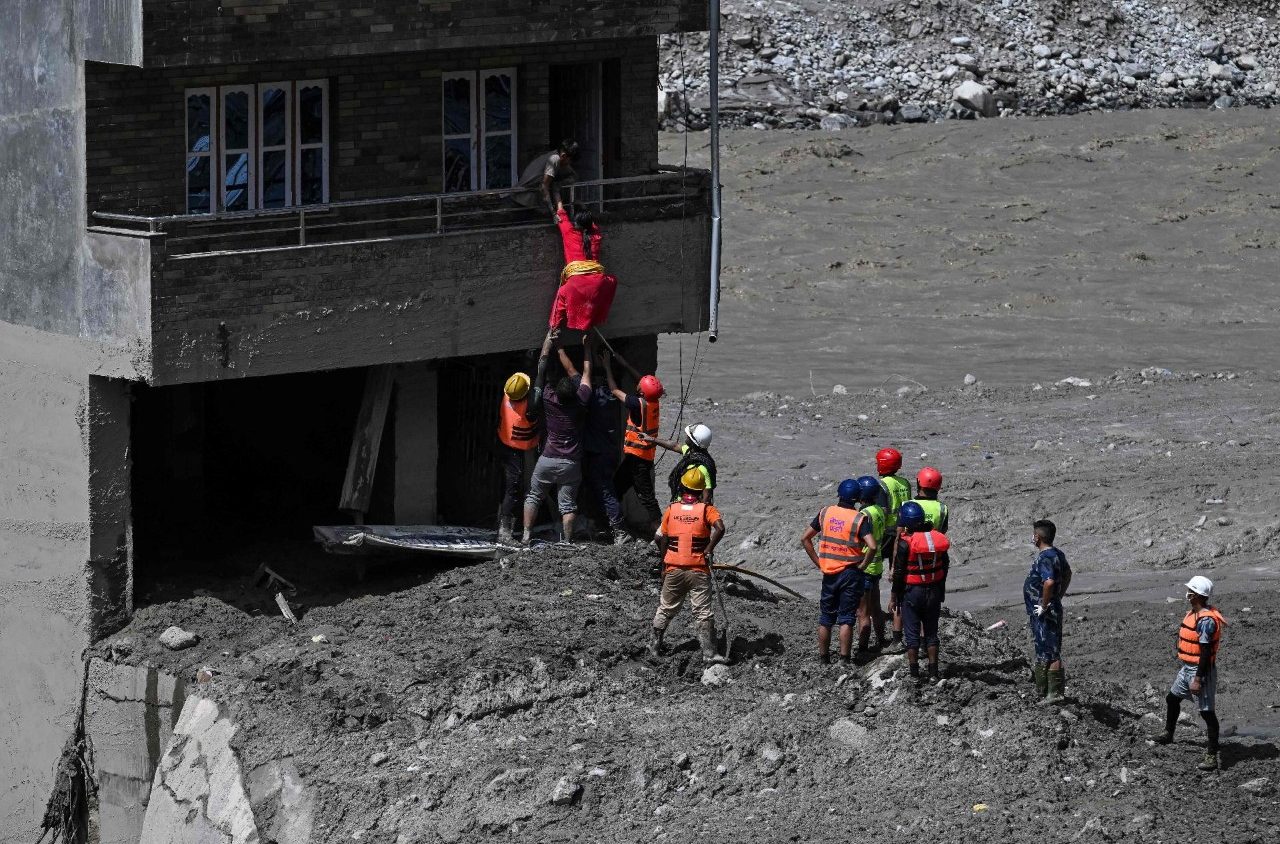 Minst 165 döda efter översvämningar nära Nepalgränsen