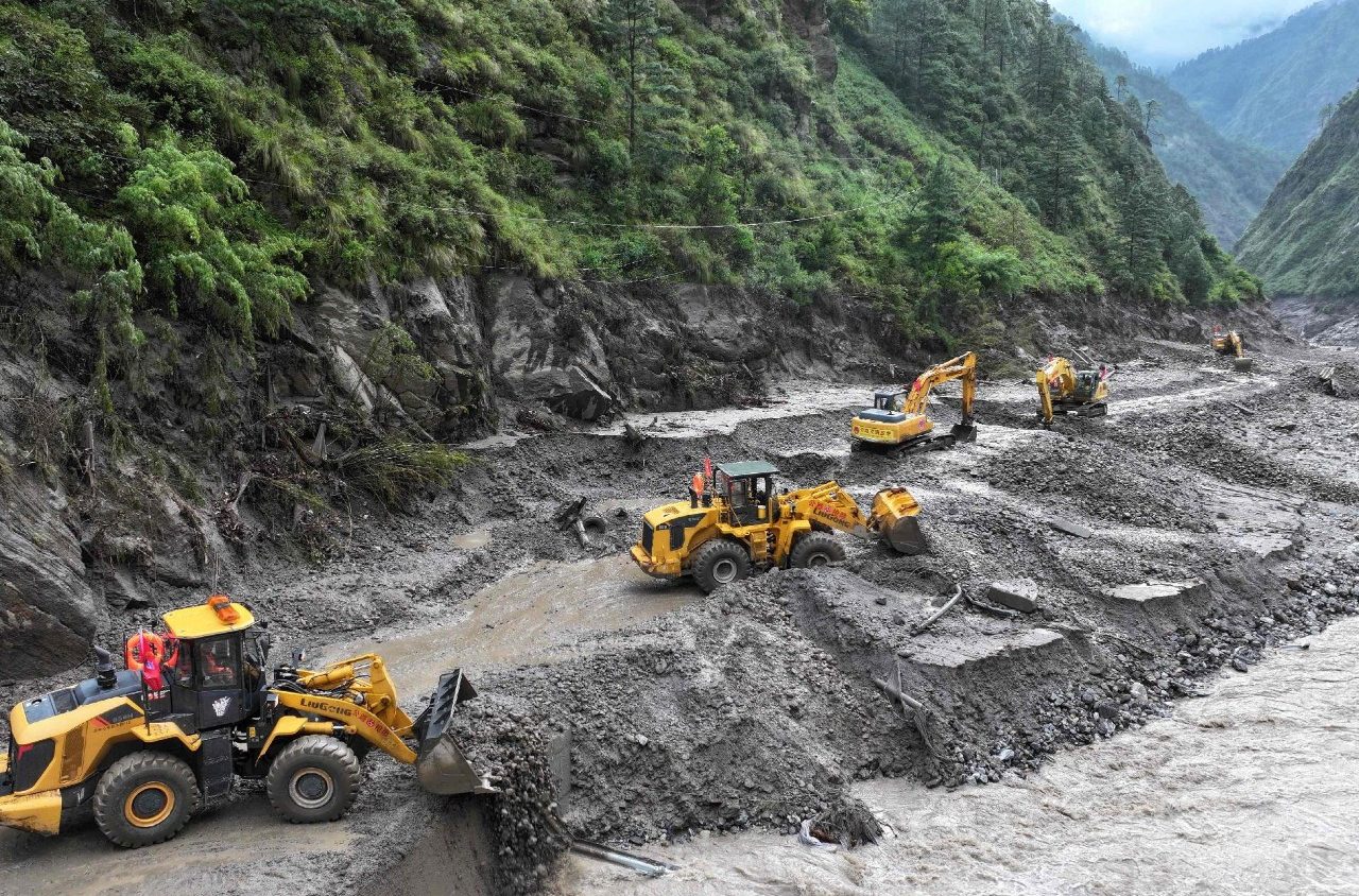Över 460 döda efter översvämning vid Nepalgränsen