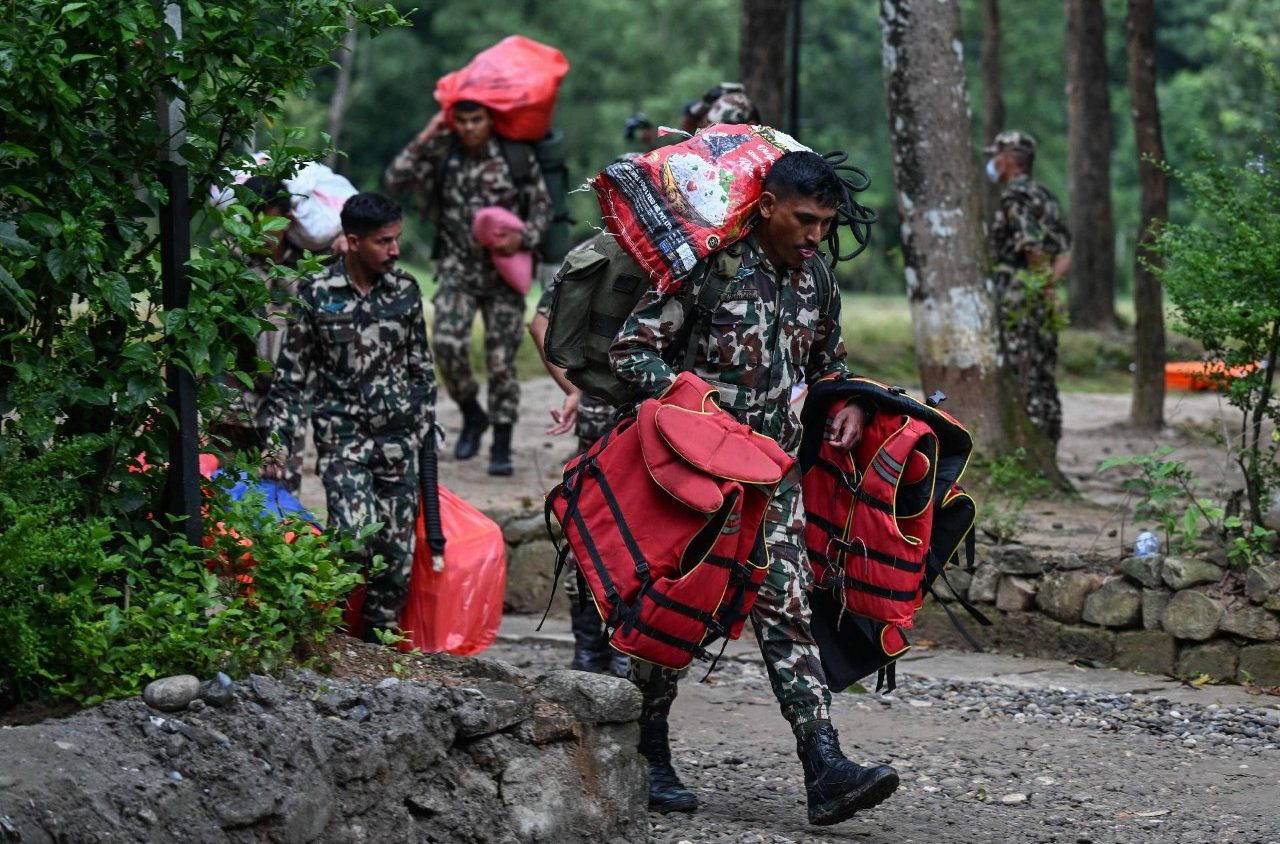 Två överlevande räddade efter tio dagar i Nepal