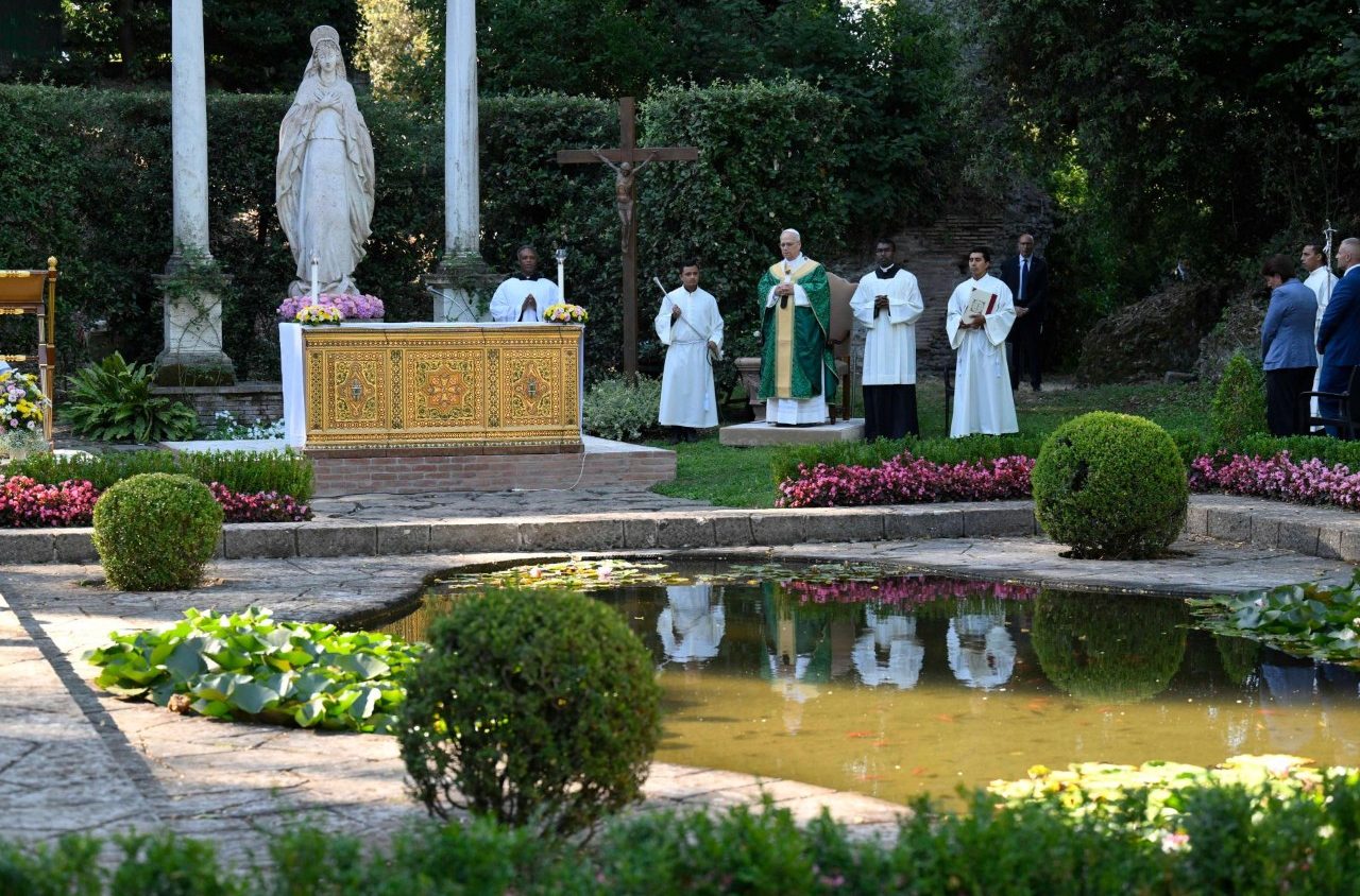 Mässa för skapelsen hålls i Castel Gandolfo